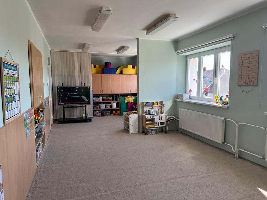 Herna s kobercem, dětskou kuchyňkou a interaktivním displejem